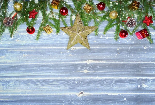 Karácsonyi Háttér Dekoráció Fenyő Ágak Garland Fények Régi Fából Készült — Stock Fotó