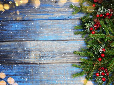 Noel arka plan ve köknar dalı bezemeli ışıkları eski ahşap tahta üzerinde çelenk