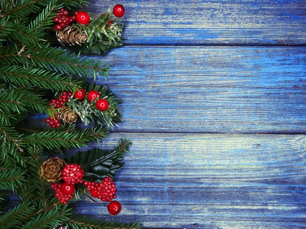 クリスマスの背景と古い木の板コピー領域にモミ枝ガーランド ライト装飾 — ストック写真