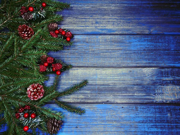 クリスマスの背景と古い木の板コピー領域にモミ枝ガーランド ライト装飾 — ストック写真