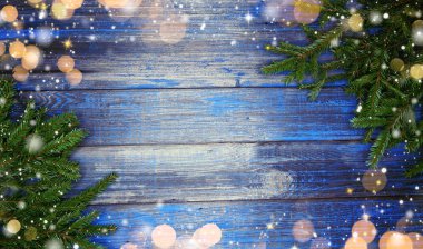 Noel arka plan ve koniler dekorasyon ahşap tahta üzerinde çam dalları ile