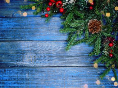 Noel arka plan ve koniler dekorasyon ahşap tahta üzerinde çam dalları ile