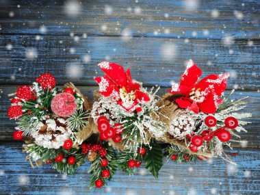 Noel arka plan ve koniler dekorasyon ahşap tahta üzerinde çam dalları ile