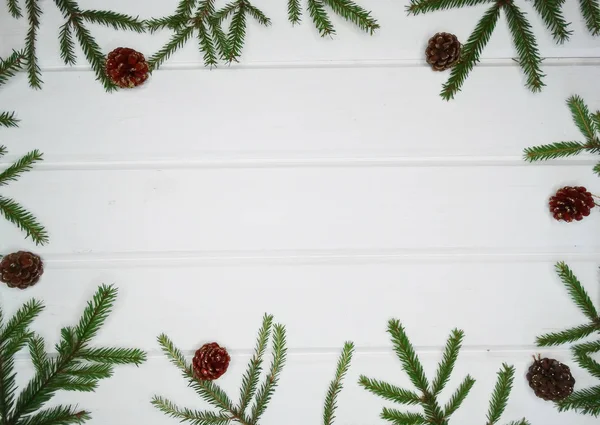 Noel Arka Plan Koniler Dekorasyon Ahşap Tahta Üzerinde Çam Dalları — Stok fotoğraf