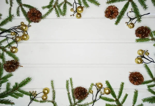 Weihnachten Hintergrund Und Zapfen Dekoration Mit Tannenzweigen Auf Holzbrett — Stockfoto