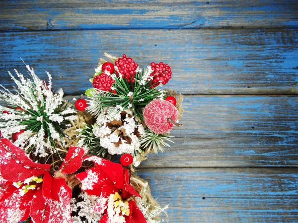 Christmas Frukt Bär Apple Och Dekoration Med Fir Grenar Snö — Stockfoto