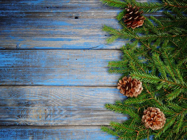 木制木板上的圣诞背景和球果装饰 — 图库照片