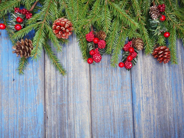 木の板にモミの枝でクリスマス背景および円錐形装飾 — ストック写真