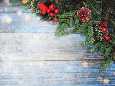 Noel arka plan ve koniler dekorasyon ahşap tahta üzerinde çam dalları ile