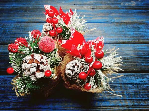 Fundo Natal Decoração Cones Com Ramos Abeto Placa Azul Madeira — Fotografia de Stock