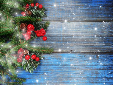 Noel arka plan ve koniler dekorasyon ahşap tahta üzerinde çam dalları ile