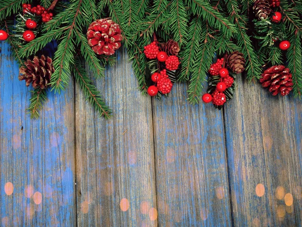 木制木板上的圣诞背景和球果装饰 — 图库照片