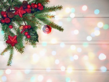 Beyaz ahşap tahta ışıkları Noel arka plan ve köknar dalı bezemeli çelenk