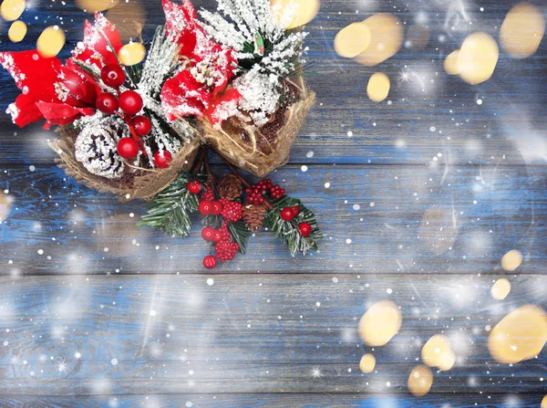 Noel Arka Plan Koniler Dekorasyon Ahşap Tahta Üzerinde Çam Dalları — Stok fotoğraf