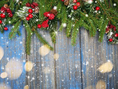 Noel arka plan ve koniler dekorasyon ahşap tahta üzerinde çam dalları ile