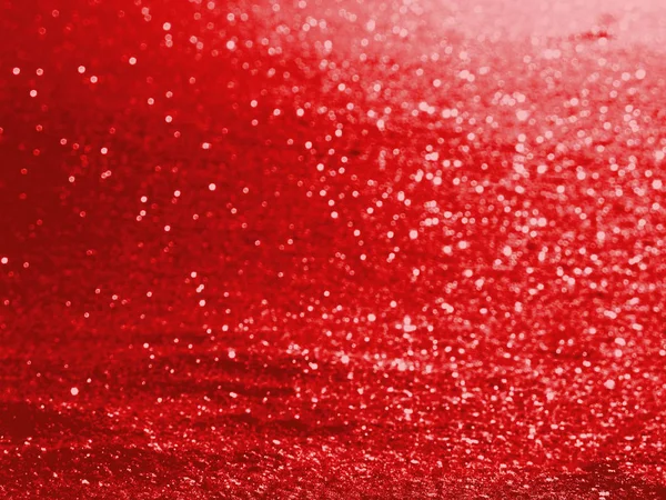 カラフルな抽象的な赤背景ぼやけてクリスマス ライト花輪雪 — ストック写真