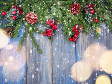 Noel arka plan ve koniler dekorasyon ahşap tahta üzerinde çam dalları ile