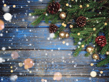 Noel arka plan ve koniler dekorasyon ahşap tahta üzerinde çam dalları ile