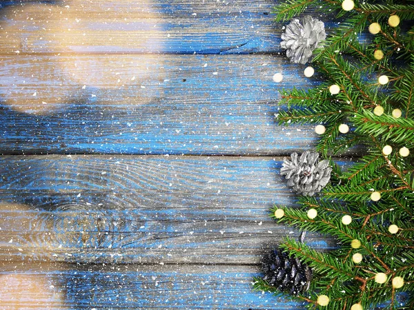 Noel arka plan ve koniler dekorasyon ahşap tahta üzerinde çam dalları ile