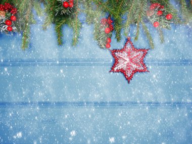 Noel arka plan ve koniler dekorasyon ahşap tahta üzerinde çam dalları ile