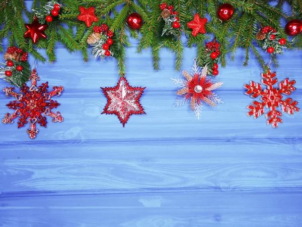 Vánoční Pozadí Dekorace Větvemi Jedlí Věnec Světel Staré Dřevěné Desce — Stock fotografie