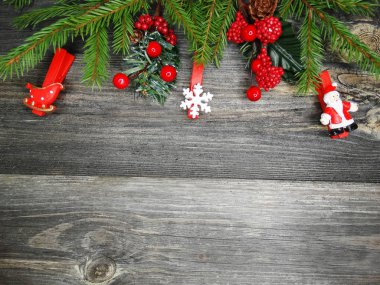 Noel arka plan ve köknar dalı bezemeli eski ahşap tahta kopya alanı ışıkları çelenk