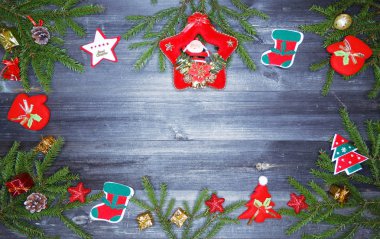 Noel arka plan ve köknar dalı bezemeli eski ahşap tahta kopya alanı ışıkları çelenk