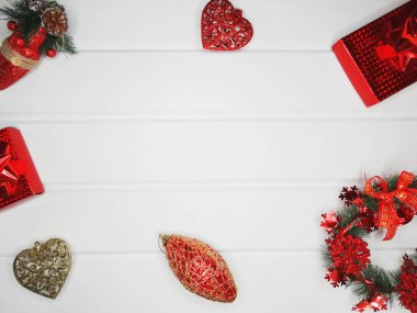 Noel arka plan ve dekorasyon ile çam dalları hediye kutuları beyaz ahşap tahta üzerinde