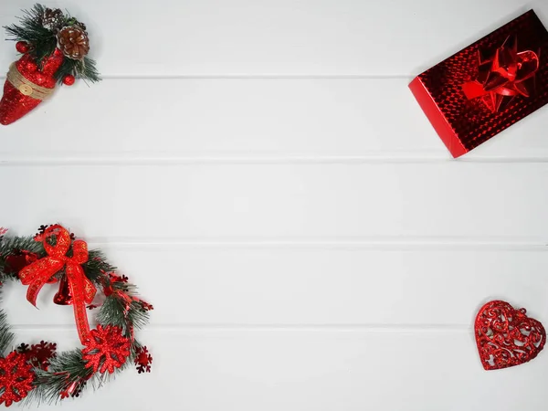 Weihnachten Hintergrund Und Dekoration Mit Tannenzweigen Geschenkboxen Auf Weißem Holzbrett — Stockfoto