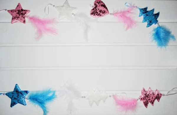 Fond Noël Décoration Avec Des Plumes Sur Tableau Bois Blanc — Photo