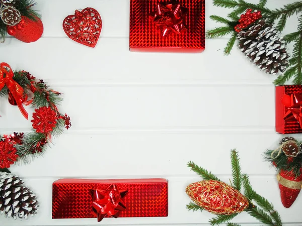 Weihnachten Hintergrund Und Dekoration Mit Tannenzweigen Geschenkboxen Auf Weißem Holzbrett — Stockfoto
