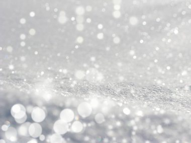 Beyaz arka plan renkli Noel ışık garland kar bulanık