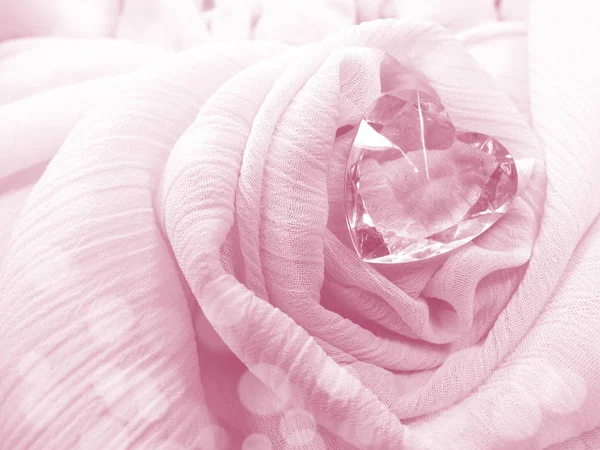 Blahopřání Rád Valentýna Gem Crystal Srdce Hedvábné Pozadí — Stock fotografie