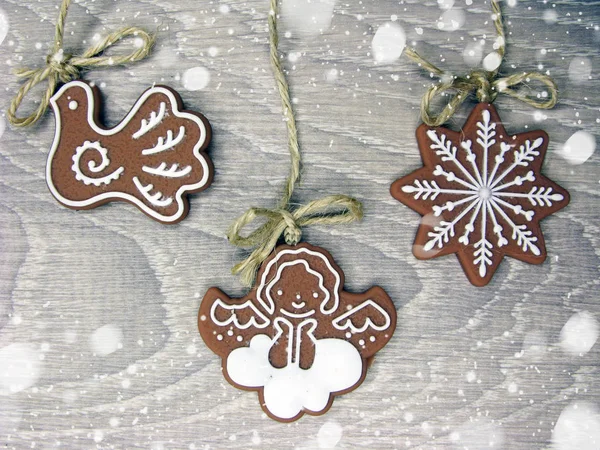 圣诞节曲奇饼和姜饼传统食物在木板材 — 图库照片