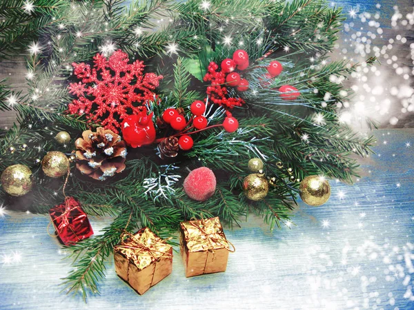Sfondo Natale Decorazione Con Rami Abete Ghirlanda Luci Vecchia Tavola — Foto Stock