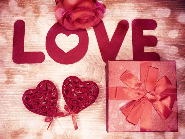 Liebe Valentinstag Geschenkbox Mit Herzen Und Rose Blumen Hintergrund — Stockfoto