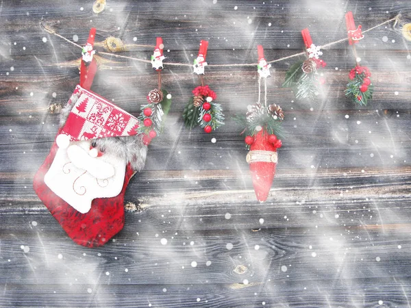 Fondo Navidad Calcetín Santa Con Luces Guirnalda Nieve Tablero Madera — Foto de Stock