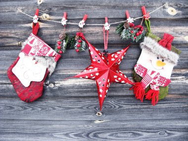 Noel arka plan ve köknar dalı bezemeli ışıkları eski ahşap tahta üzerinde çelenk