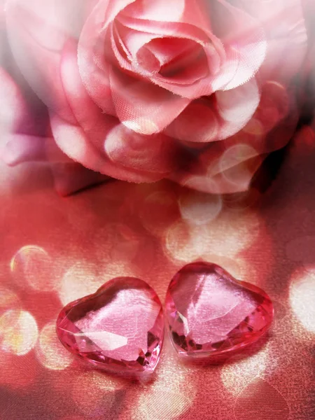 Кришталевий Камінь Два Рубінових Серця Троянди Квіти Люблять День Святого — стокове фото