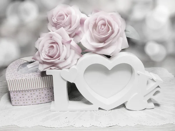 Miłość Walentynki Pudełko Serca Tle Kwiatów Róży — Zdjęcie stockowe