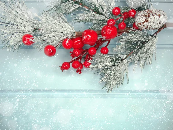 Χριστούγεννα Φόντο Υποκατάστημα Δέντρο Έλατο Κώνους Και Χιονιού Ξύλινη Σανίδα — Φωτογραφία Αρχείου