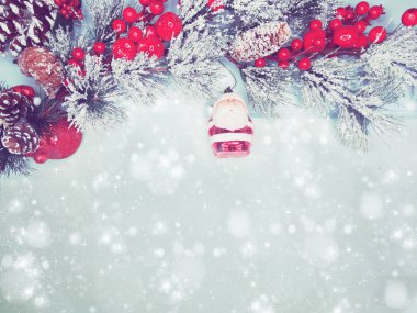 Noel santa köknar ağacı dalı koniler ve kar garland ışıklar zemin üzerine