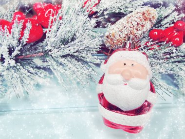 Noel santa köknar ağacı dalı koniler ve kar garland ışıklar zemin üzerine