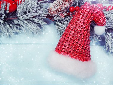 Noel arka plan köknar ağacı dalı koniler dekor ve ahşap mavi Yönetim Kurulu kar