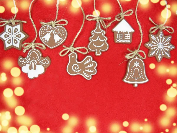 Karácsonyi Cookie Mézeskalács Hagyományos Ételeket Red Board Garland Fények — Stock Fotó