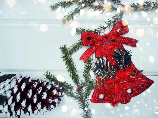 Campana Navidad Con Conos Rama Abeto Nieve Fondo Con Luces —  Fotos de Stock