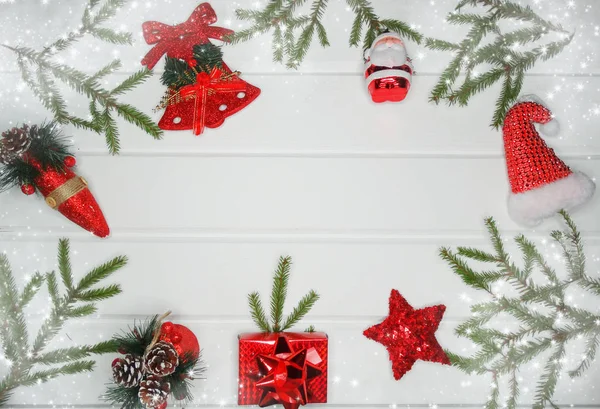 圣诞节背景和装饰与冷杉分支雪花环灯在白色木板拷贝空间 — 图库照片