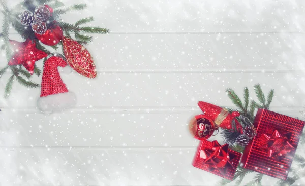 Noel arka plan ve dekorasyon ile çam dalları hediye kutuları beyaz ahşap tahta üzerinde