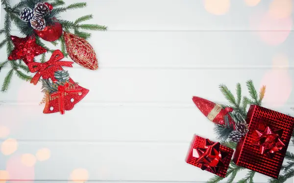 Vánoční Pozadí Dekorace Jedle Větví Dárkové Krabice Dřevěné Desce Bílé — Stock fotografie