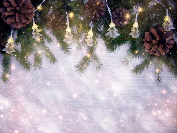 Karácsonyi Háttér Garland Fények Fenyő Ágak Kúpok Fából Készült Táblán — Stock Fotó